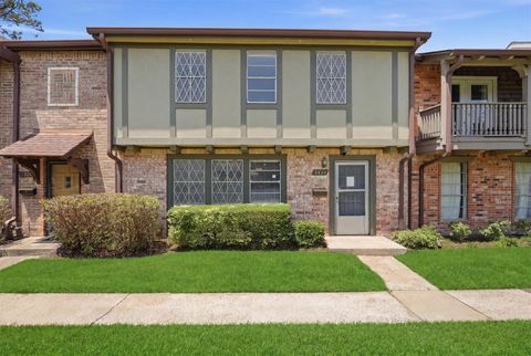 Photo of 2220 Shadowdale Drive #350, Houston, TX 77043 (MLS # 54235052)