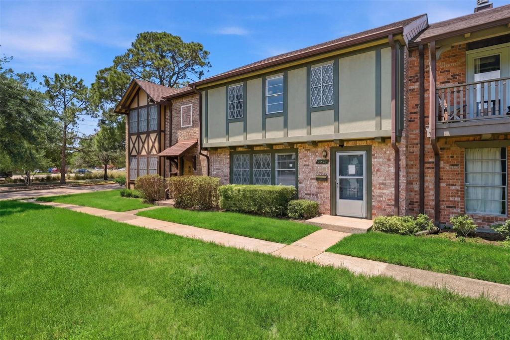 Photo of 2220 Shadowdale Drive #350, Houston, TX 77043 (MLS # 54235052)