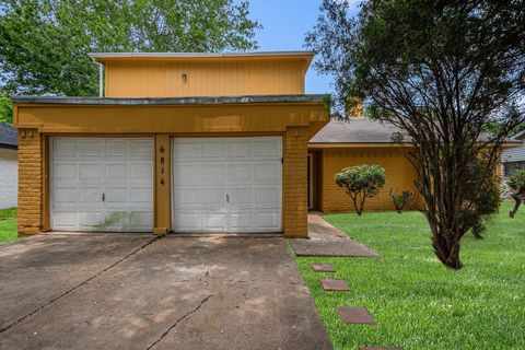 Photo of 6814 Indian Falls Drive, Houston, TX 77489 (MLS # 21086811)