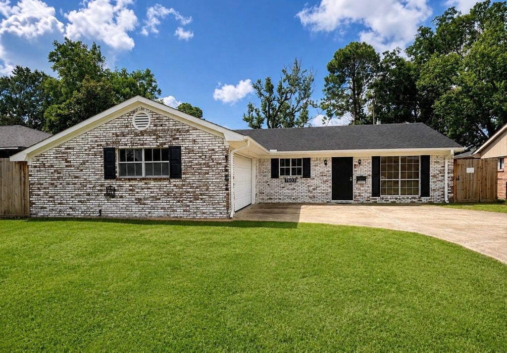 Photo of 7603 Grape St ST, Houston, TX 77074 (MLS # 3500732)