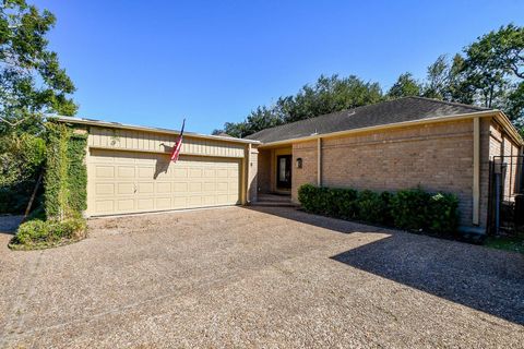 Photo of 2930 Country Club Blvd Boulevard, Sugar Land, TX 77478 (MLS # 55815914)