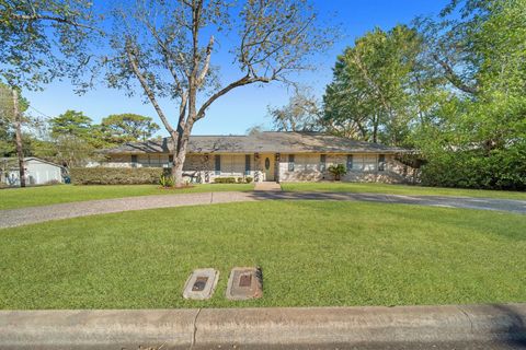 Photo of 501 Walnut Hill Drive, Brenham, TX 77833 (MLS # 96396707) Photo of 501 Walnut Hill Drive, Brenham, TX 77833 (MLS # 96396707)