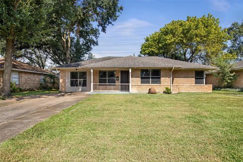 Photo of 2106 Stonecrest Drive, Houston, TX 77018 (MLS # 58986633)
