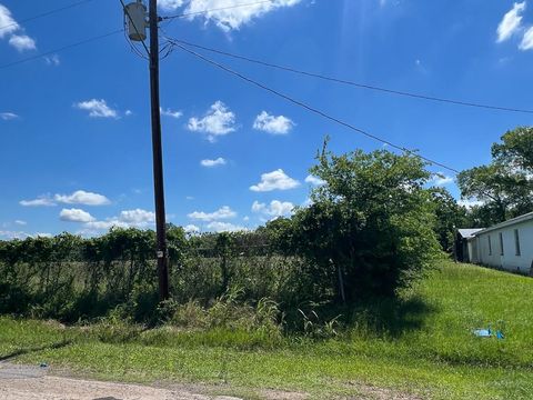 Photo of 1 1st Street, Crockett, TX 75835 (MLS # 33757501) Photo of 1 1st Street, Crockett, TX 75835 (MLS # 33757501)