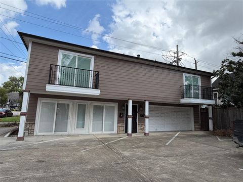 Photo of 102 E 5th Street, Houston, TX 77007 (MLS # 89011384)