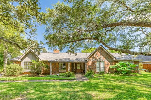 Photo of 126 Catalpa Street, Lake Jackson, TX 77566 (MLS # 58687586)