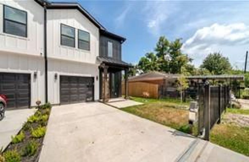 Photo of 964 Lucky Street #B, Houston, TX 77088 (MLS # 88656466)