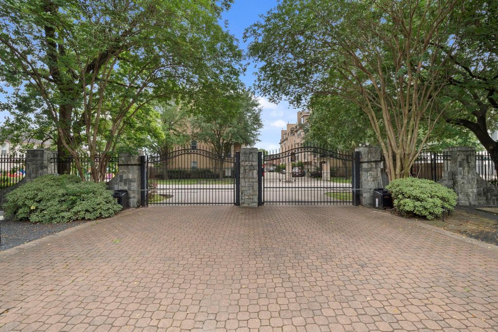 Photo of 5616 Dolores Street, Houston, TX 77057 (MLS # 85994709)