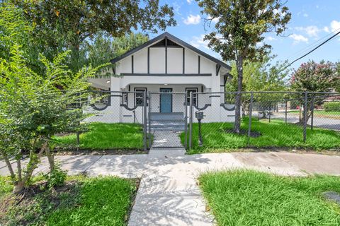 Photo of 4902 Mckinney St, Houston, TX 77023 (MLS # 70577670) Photo of 4902 Mckinney St, Houston, TX 77023 (MLS # 70577670)