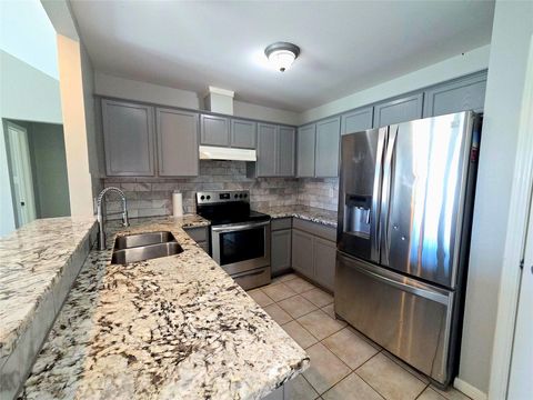 Photo of 1 Prairie Knoll Drive, La Marque, TX 77510 (MLS # 9899402) Photo of 1 Prairie Knoll Drive, La Marque, TX 77510 (MLS # 9899402)