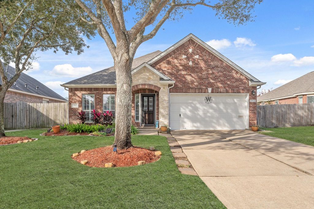 Photo of 1910 Highland Point Court, Pearland, TX 77581 (MLS # 15937751)