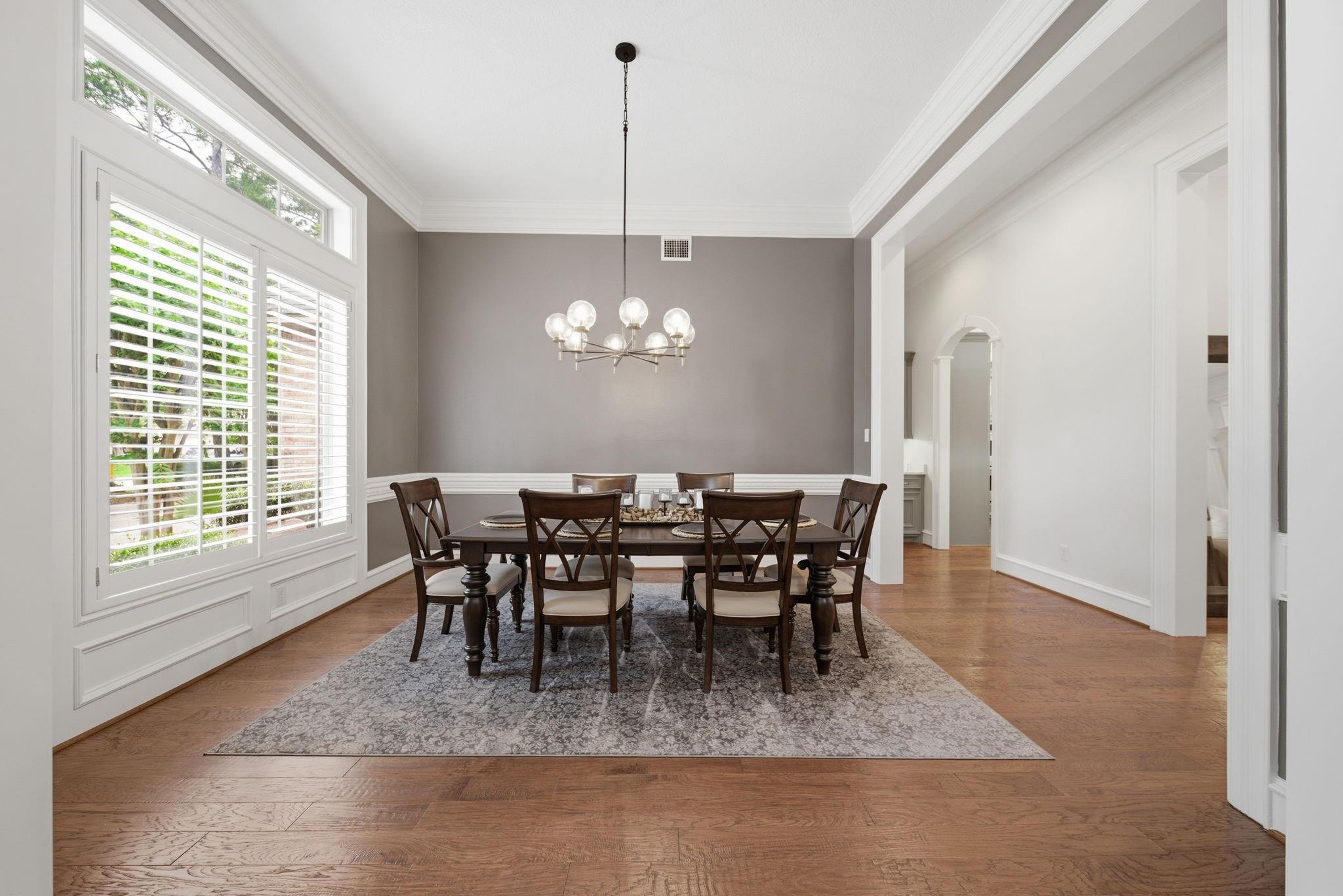 10 E Majestic Woods Place