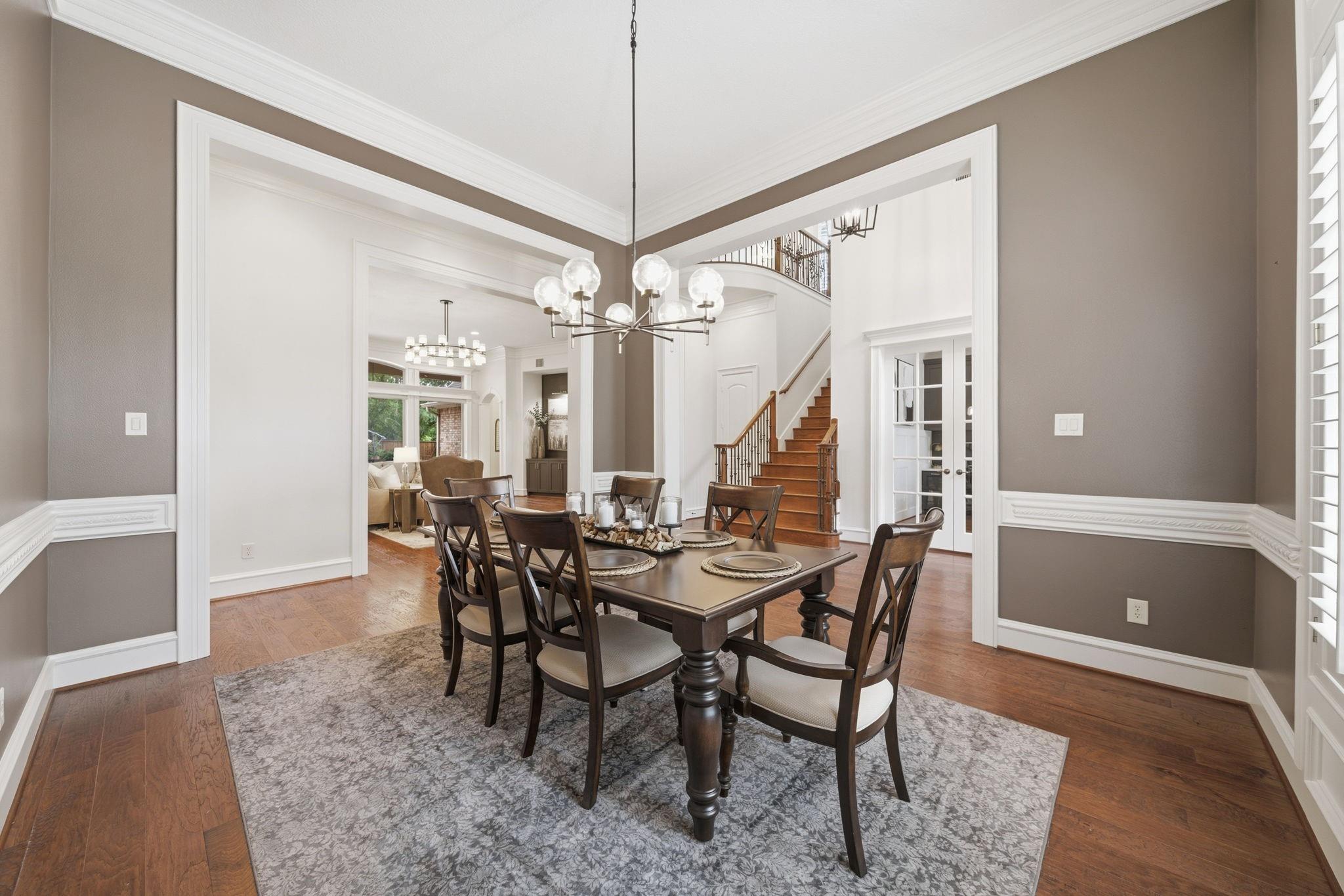 10 E Majestic Woods Place