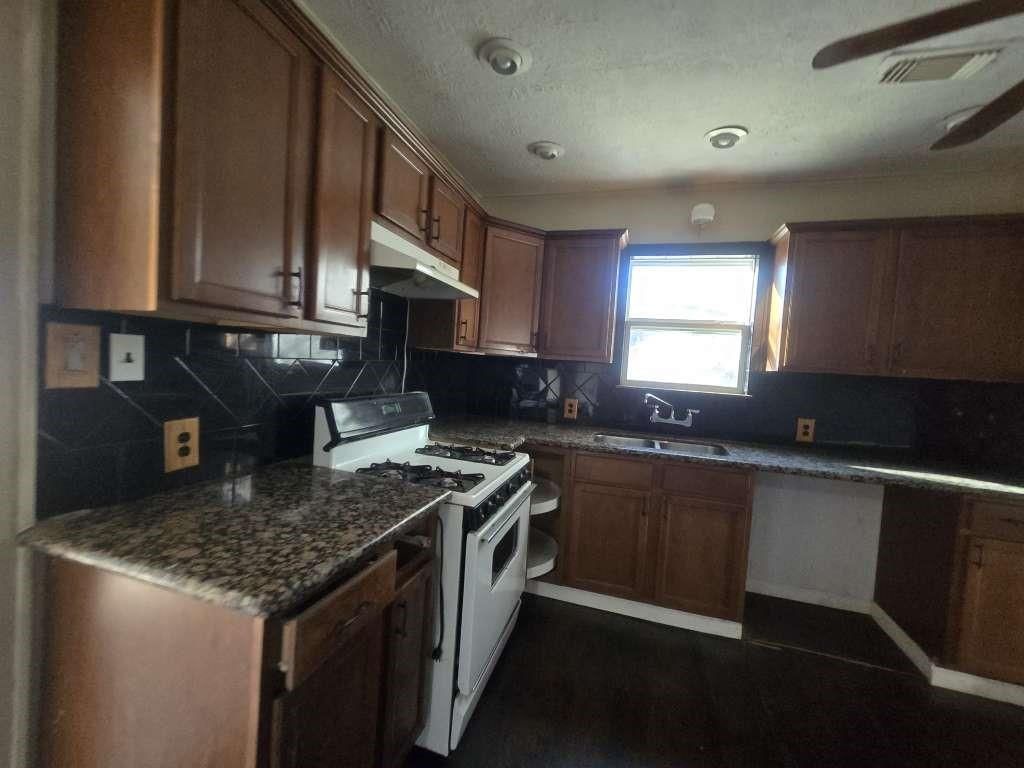 Photo of 600 E Fayle Street, Baytown, TX 77520 (MLS # 52559837)
