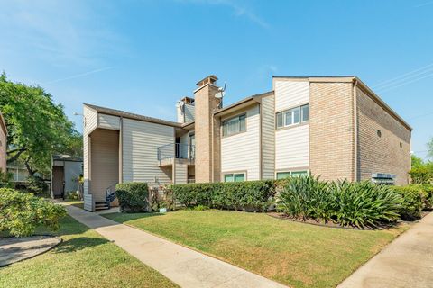 Photo of 7140 N Holiday Drive, Galveston, TX 77550 (MLS # 54336108)