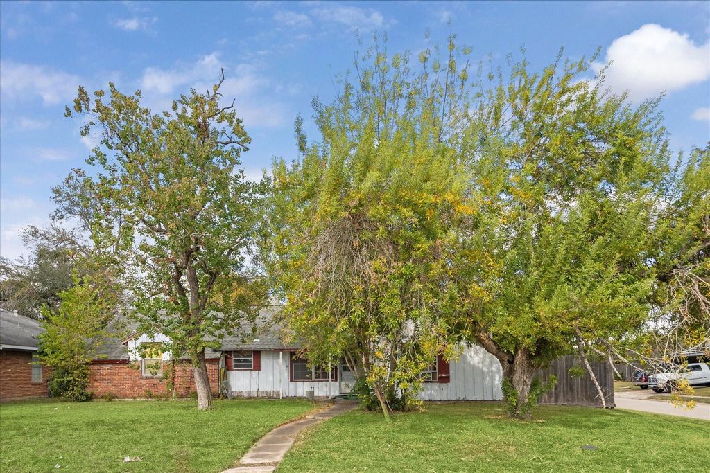 Photo of 6502 Neff Street, Houston, TX 77074 (MLS # 34481733)