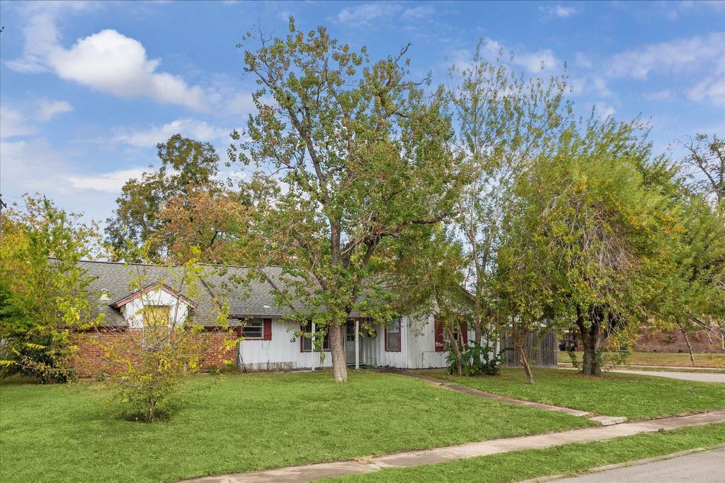 Photo of 6502 Neff Street, Houston, TX 77074 (MLS # 34481733)