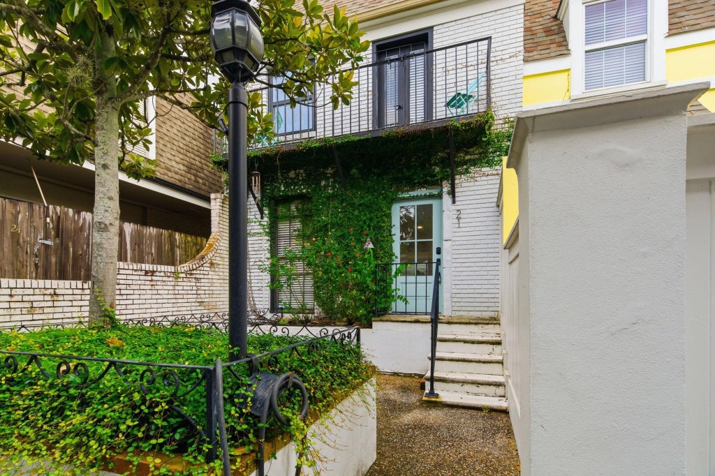Photo of 811 Lovett Boulevard #21, Houston, TX 77006 (MLS # 61340092)