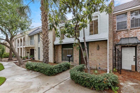 Townhouse For Rent - 10728 Briar Forest Drive #35<br/> Houston, TX 77042