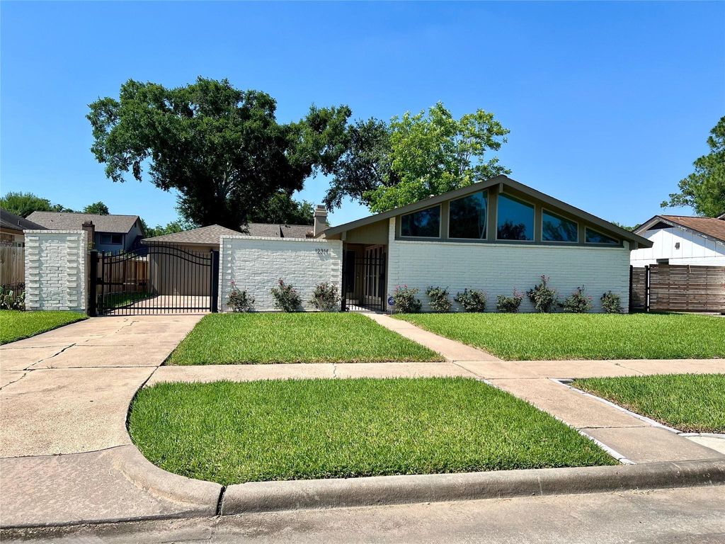 Photo of 12314 Meadowhollow Drive, Meadows Place, TX 77477 (MLS # 69535099)