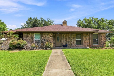 Homes For Sale - 6104 Fox Ridge Drive<br/> Angleton, TX 77515
