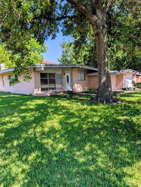 Photo of 146 W Brenda Street, Houston, TX 77076 (MLS # 35877237)