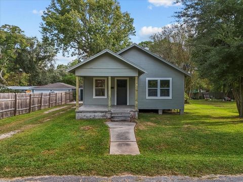Photo of 1019 Spruce Street, La Marque, TX 77568 (MLS # 70999787) Photo of 1019 Spruce Street, La Marque, TX 77568 (MLS # 70999787)