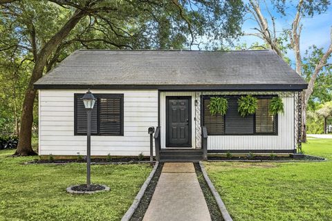 Homes For Sale - 2423 Meadow Lane<br/> Galveston County, La Marque, TX 77568