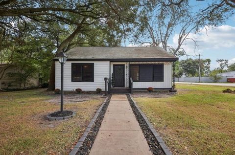 Homes For Sale - 2423 Meadow Lane<br/> La Marque, TX 77568