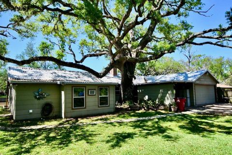 Photo of 986 County Road 297, Bay City, TX 77414 (MLS # 88270183)