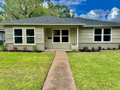 Photo of 319 Wisteria Street, Lake Jackson, TX 77566 (MLS # 39001765)