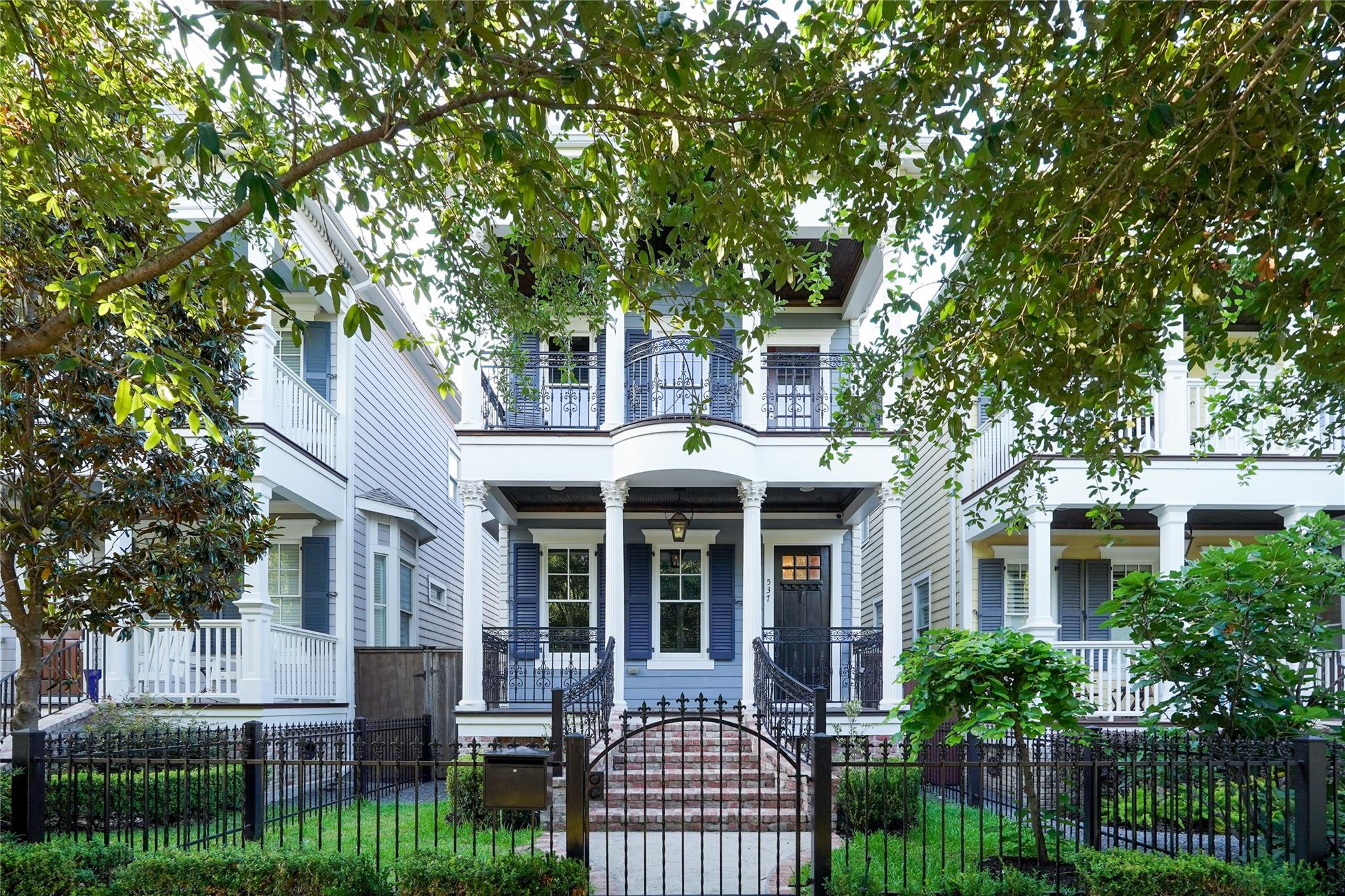 537 W 22nd St
