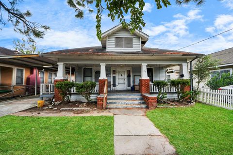 Photo of 210 Linwood Street, Houston, TX 77011 (MLS # 10732430)
