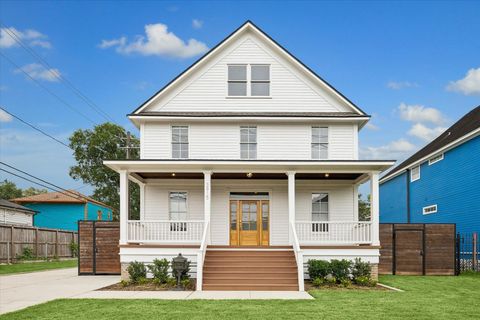 Photo of 3915 Golf Drive, Houston, TX 77018 (MLS # 89249753)