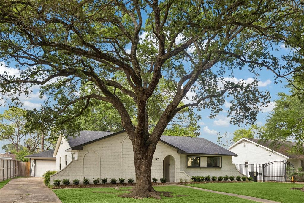 Photo of 7802 Gulfton Street, Houston, TX 77036 (MLS # 89723393)