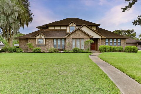 Homes For Sale - 101 White Oak Drive<br/> Lake Jackson, TX 77566