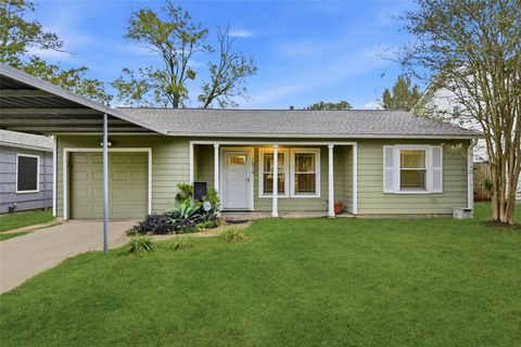 Photo of 1814 Chantilly Lane, Houston, TX 77018 (MLS # 18290288)