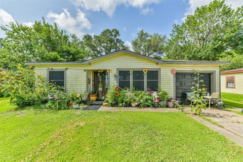 Photo of 607 Honeysuckle Drive, La Marque, TX 77568 (MLS # 95010405)