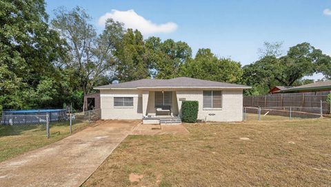 Photo of 306 4th Street, Palestine, TX 75803 (MLS # 10382792) Photo of 306 4th Street, Palestine, TX 75803 (MLS # 10382792)