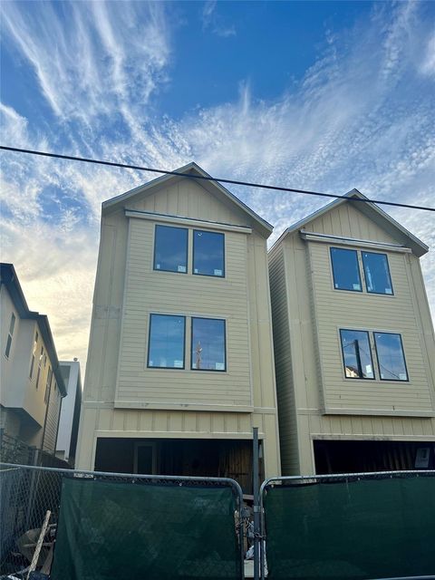 Tiny photo for 417 Malone Street, Houston, TX 77007 (MLS # 42528384)
