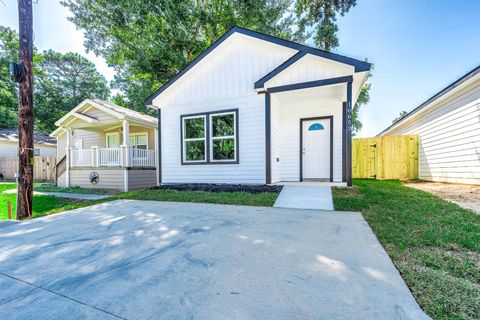 Photo of 16649 E Dounreay, Montgomery, TX 77316 (MLS # 70351725)