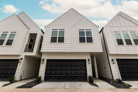 Photo of 5725 White Magnolia Street, Houston, TX 77091 (MLS # 71974289)