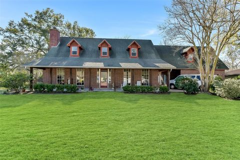 Property photo of 222 Quaker Drive, Friendswood, TX 77546