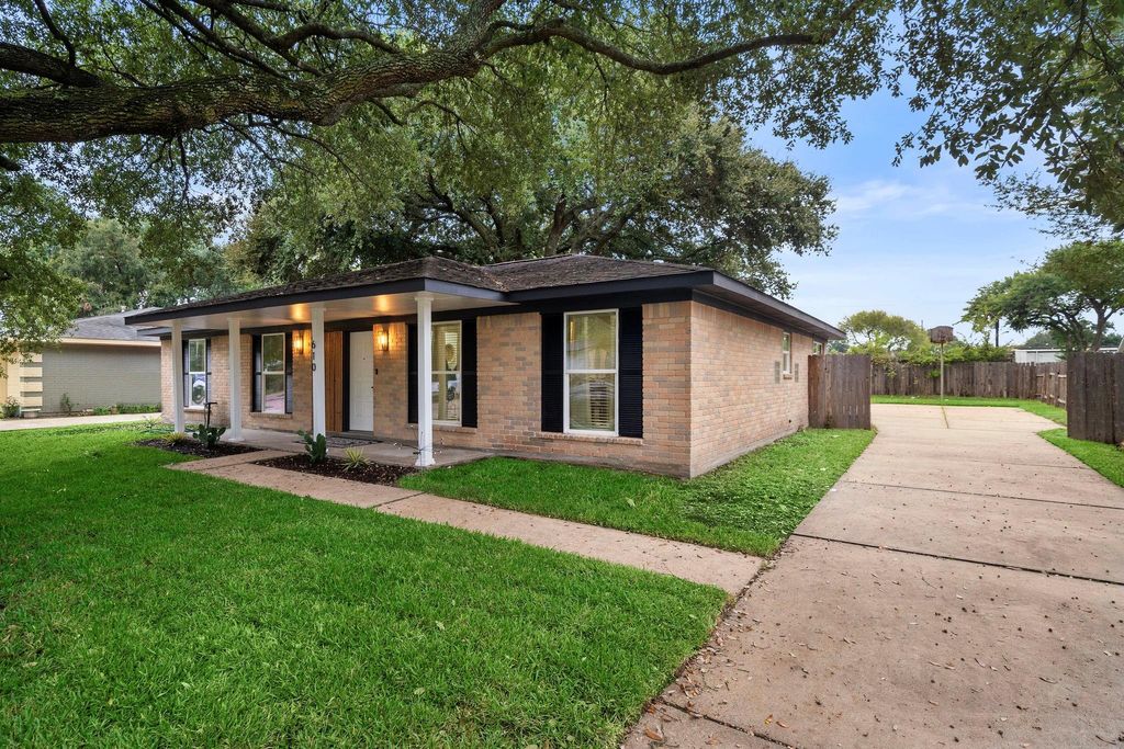 Photo of 610 Acapulco Village Drive, Humble, TX 77338 (MLS # 23375591)