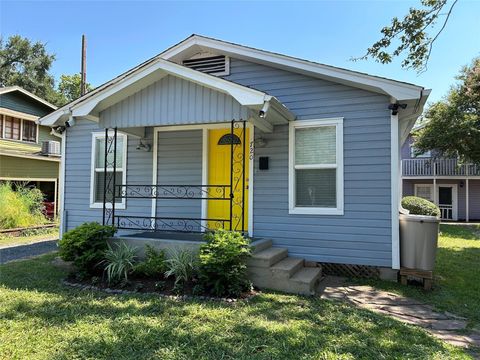 Photo of 720 Woodland Street, Houston, TX 77009 (MLS # 22329464)