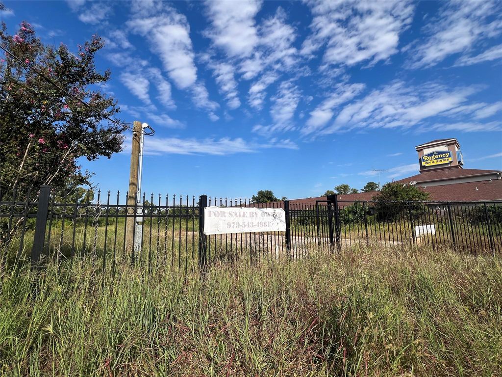 Photo of 11781 Eastex Freeway, Houston, TX 77039 (MLS # 40316992)