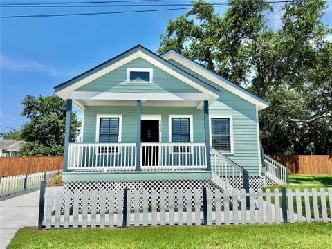 Photo of 1418 30th Street, Galveston, TX 77550 (MLS # 32811252)