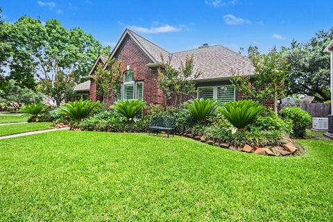 Homes For Sale - 2025 Sandy Coast Circle<br/> League City, TX 77573