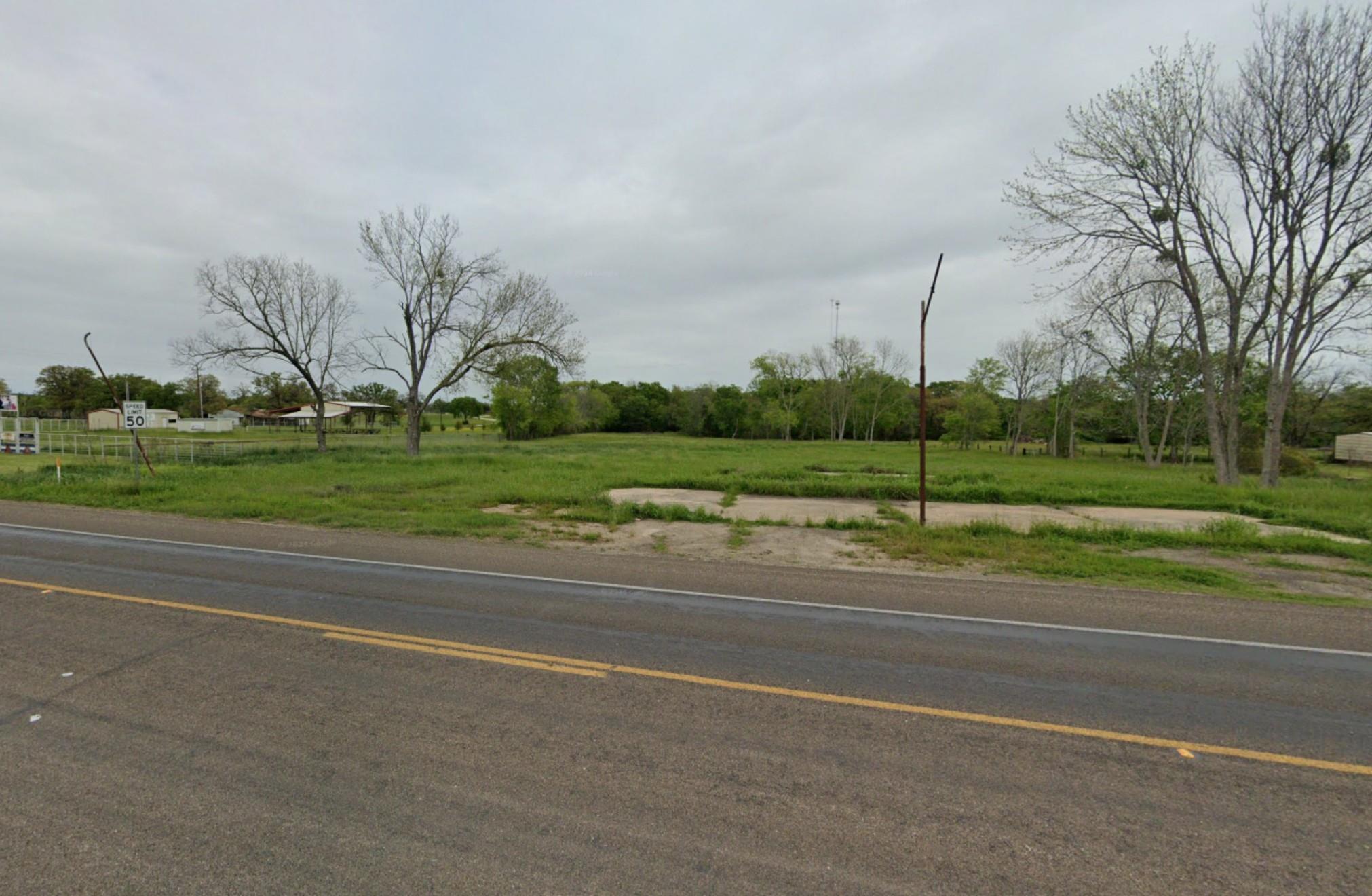 Photo 1 of 7 — 700 N May Street, Madisonville, TX 77864