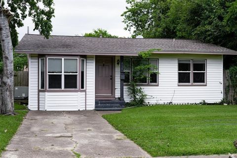 Photo of 616 17th Avenue N, Texas City, TX 77590 (MLS # 2399449)